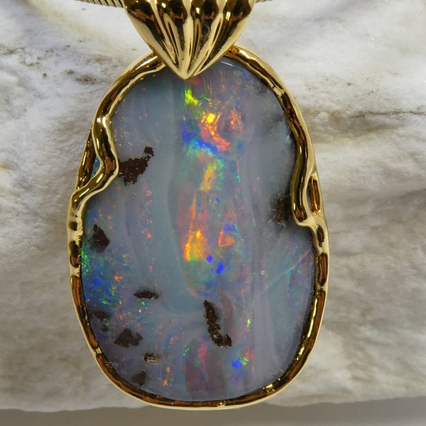 Rot leuchtender Boulder Opal Anhänger, ein Stück vom Regenbogen, handgefertigt, Unikate aus der Goldschmiede Kurzmann Design