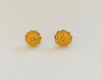 以下が含まれることがあります： 花柄の金色のイヤリングのペア。イヤリングは丸型で、繊細で複雑な模様が施されています。