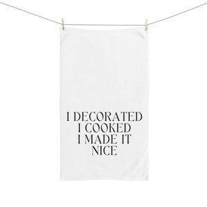 Puede incluir: Toalla de cocina blanca con texto negro que dice "Decoré Cociné Lo hice bonito."