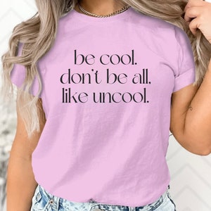 Puede incluir: Una camiseta rosa claro con el texto "be cool. don't be all. like uncool."