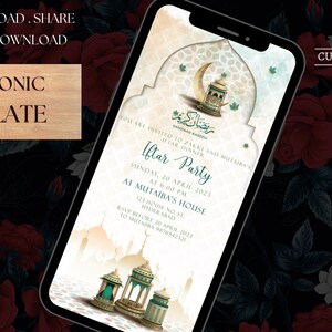 Op de afbeelding: Een digitale uitnodiging voor een Iftar-feest met een groen en gouden lantaarnontwerp. De uitnodiging bevat de tekst "Ramadan Kareem", "Iftar Party", "Zondag 20 april 2023", "Om 18:00 uur", "Bij Mutaiba", "423 House No, St. Hyderabad", "RSVP voor 20 april 2023", "Naar Mutaiba 9876542321".