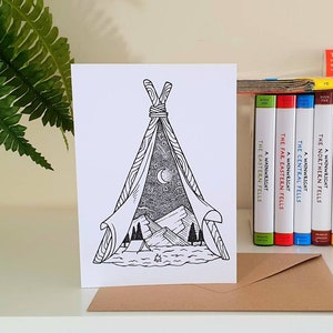 Cartão de felicitações. Design personalizado desenhado à mão. A5 Impresso. Aventura, Explorar, Acampar, Caminhada, Inspiração, Via Láctea, Estrelas, Montanha, Viagem