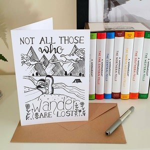 Cartão de felicitações. Cartão impresso A5 desenhado à mão. Explorar, citar arte, passear, aventura, montanha, viagem, aniversário, caminhada, ao ar livre, inspirador