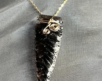 Pendentif pointe de flèche en obsidienne noire sur collier rempli d'or !  vintage, d'une ancienne collection !