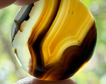 Cabochon d'agate rubanée, volutes brun ambré, pour la création de bijoux (31 mm). Cabochons offerts.