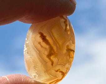 Cabochon ovale en agate mousse pour la création de bijoux – Matrice translucide, mousses brunes et blanches. Cabochons offerts.