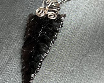 Pendentif pointe de flèche en obsidienne noire sur collier plaqué argent !  vintage, d'une ancienne collection !