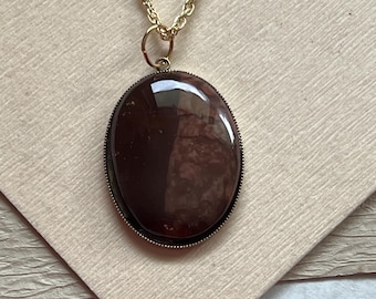 Pendentif en jaspe brun sur un collier de 18 pouces !  vintage, d'une très ancienne collection !