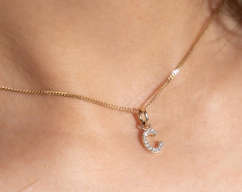 14K massief gouden hanger met initiaal – sierlijke diamanten letterbedel