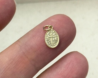 14k en 10k massief gouden kruisbedel ovaal gehamerd sierlijke hanger