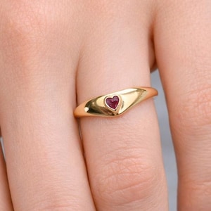 10Kソリッドゴールド ルビーハートリング - ミニマリストプロミスリング
