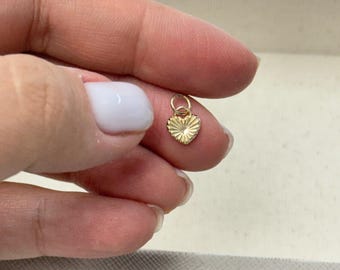 Sierlijke 14k en 10k gouden hartbedel – kleine getextureerde sunburst-hanger