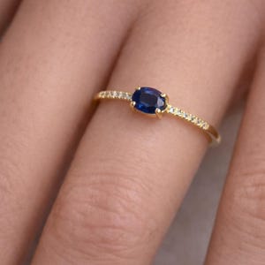 Sierlijke stapelbare ring met echte saffier en diamant | Massief 14K goud | Minimale blauwe edelsteenring | Geboortesteen september