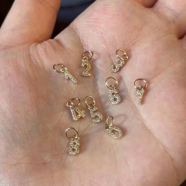 Dije de número con diamantes en oro de 14 quilates: joyería personalizada