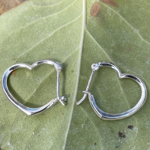 Brincos Huggie Hoops Vintage Coração Prata Esterlina – Romance Atemporal