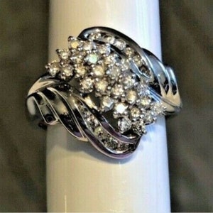 Anillo místico de oro blanco de 14 quilates de los años 80 con diamantes de 1 quilate TW, tamaño 6 1/4, con cascada celestial