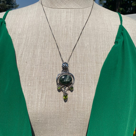 Vintage Handmade Peridot and Green Serpentine Ste… - image 5
