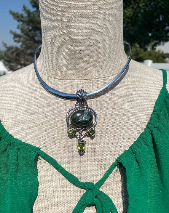 Vintage Handmade Peridot and Green Serpentine Ste… - image 3