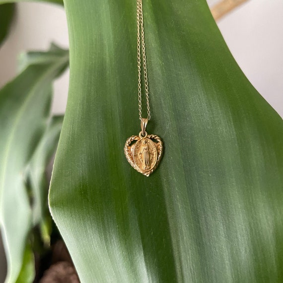 Vintage Mary Heart Necklace 18"; 14 karat gold ne… - image 6