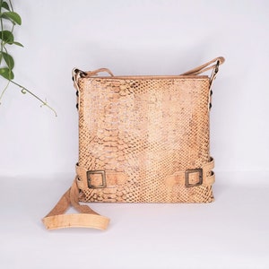 Bolso bandolera vegano, bolso marrón oscuro mujer, bolso doble compartimento, bolso de corcho para mujer, bolso de piel vegana natural. Regalo vegano para mujer