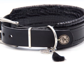 Halsband voor honden, gemaakt van rundleer met een slangenprint.