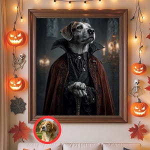 Pode incluir: Um retrato emoldurado de um cão vestido com uma fantasia de vampiro, com uma capa vermelha e uma bengala. O retrato é decorado com abóboras, esqueletos e luzes de corda com tema de Halloween. Uma imagem menor de um cão está no canto inferior esquerdo.