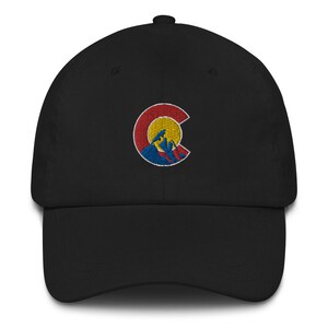 Puede incluir: Gorra de b&eacute;isbol negra con un logotipo bordado del estado de Colorado que presenta una cordillera y los colores del estado: rojo, amarillo y azul.