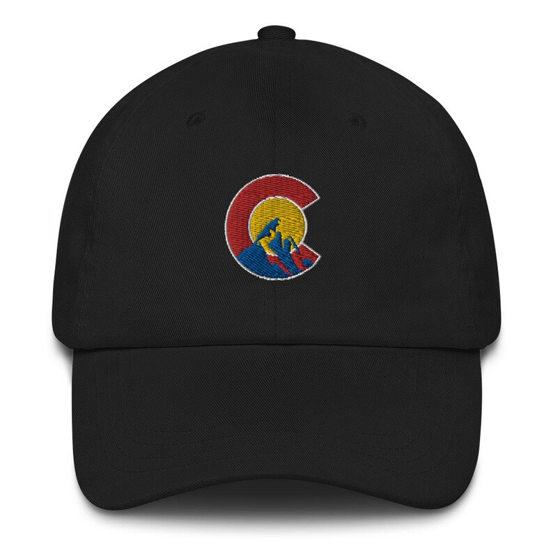 Puede incluir: Gorra de b&eacute;isbol negra con un logotipo bordado del estado de Colorado que presenta una cordillera y los colores del estado: rojo, amarillo y azul.