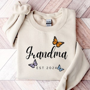 Personalized Grandma Sweatshirt, Mothers Day Gift, Gift for Grandmother, Nana Sweatshirt, Grammy Sweatshirt, Granny Sweatshirt, Mommy Shirt