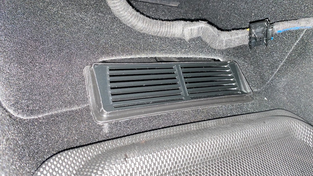 Rear under seat vents, Page 4