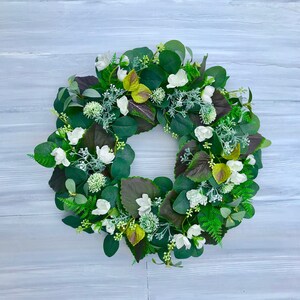 Year Round Greenery Wreath with White Flower, Spring Summer Eucalyptus & Fern Wreath for Front Door, Modern Farmhouse Wreath,Everyday Wreath