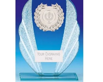 Może przedstawiać: Szklana nagroda w kolorze niebieskim z srebrnym wieńcem laurowym i srebrnym trofeum w środku. Nagroda ma biały, matowy wzór i srebrną tabliczkę z napisem "Your Engraving Here".
