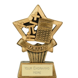 Könnte beinhalten: Goldfarbener Pokal in Form eines Sterns mit einem Taschenrechner, einem Pluszeichen, einem Minuszeichen und einem Pi-Symbol. Die Basis des Pokals hat ein Banner mit der Aufschrift "MATHS" und eine rechteckige Platte mit der Aufschrift "YOUR ENGRAVING HERE".