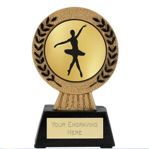 Könnte beinhalten: Goldfarbener Pokal mit einer schwarzen Silhouette einer Ballerina auf einem runden Sockel. Der Sockel hat eine schwarze Plakette mit dem Text "YOUR ENGRAVING HERE".