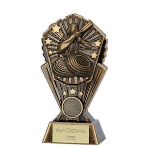 Puede incluir: Trofeo de color dorado con un diseño de estrella y una figura de una persona disparando a una paloma de arcilla. La base del trofeo tiene el texto "Your Engraving Here".