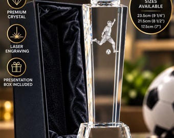 Può includere: Un trofeo di calcio in cristallo trasparente con un pallone sulla sommità, un calciatore inciso al laser sulla colonna e una base con l'iscrizione "PLAYER OF THE YEAR 2026". Include una scatola nera ed è disponibile in 23,5 cm, 21,5 cm e 17,5 cm.