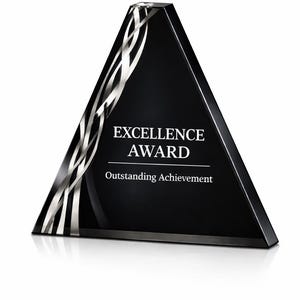 以下が含まれることがあります： 黒い三角形の賞で、シルバーのアクセントが付いています。「EXCELLENCE AWARD」と「Outstanding Achievement」の文字が白で表示されています。賞の高さは約15cmです。