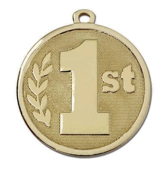 Primo posto medaglia d'oro con nastro rosso isolato su sfondo bianco -- 3D Rendering Foto stock
