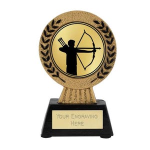 Puede incluir: Trofeo de color dorado con una silueta negra de un arquero con arco y flecha. El trofeo tiene un diseño de corona de laurel y una base negra con el texto "YOUR ENGRAVING HERE".