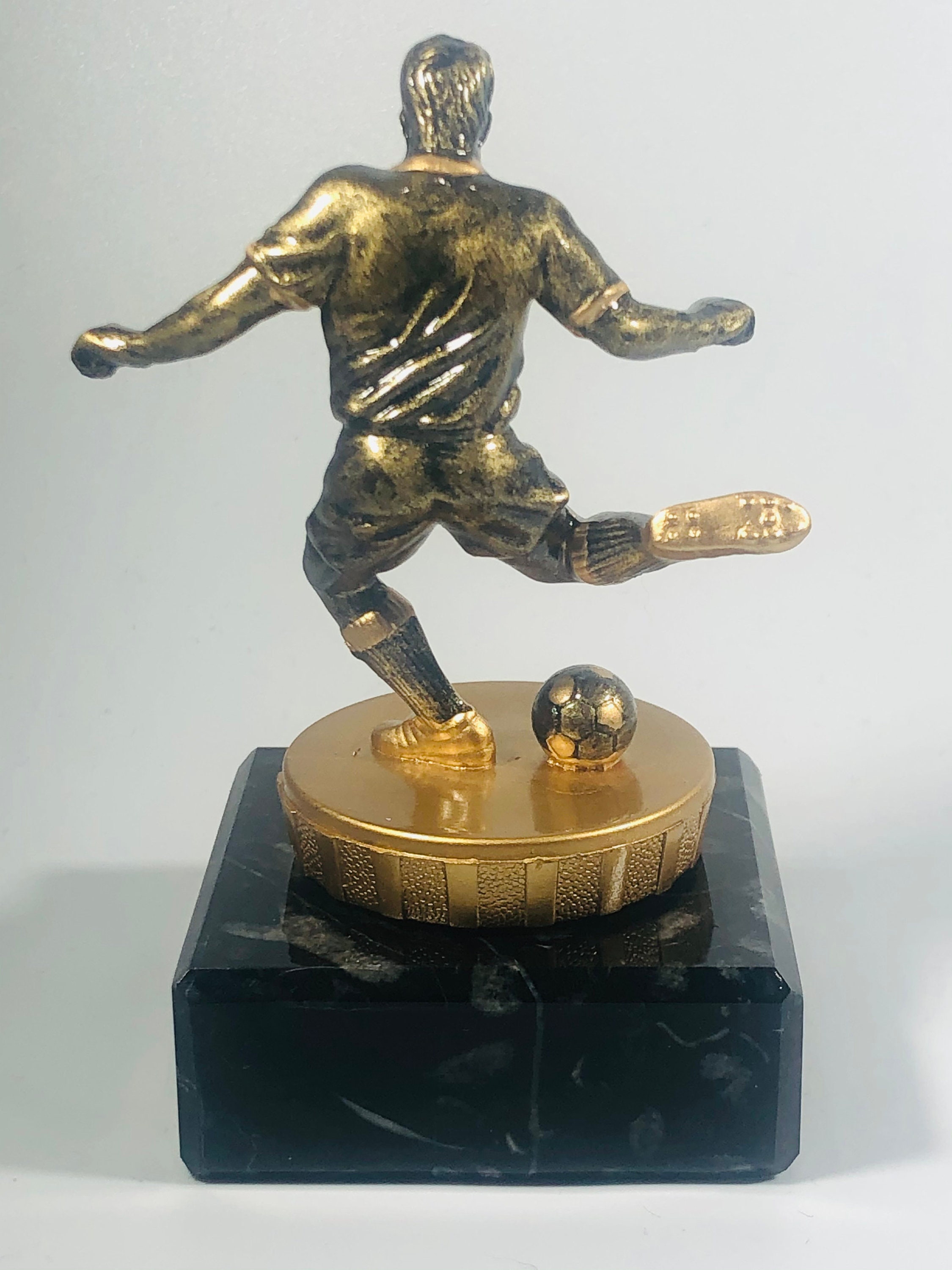 Trofeos baratos de fútbol GRABADOS trofeo pequeño futbolista PERSONALIZADO  premio