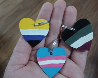 Llaveros del corazón de la bandera del orgullo
