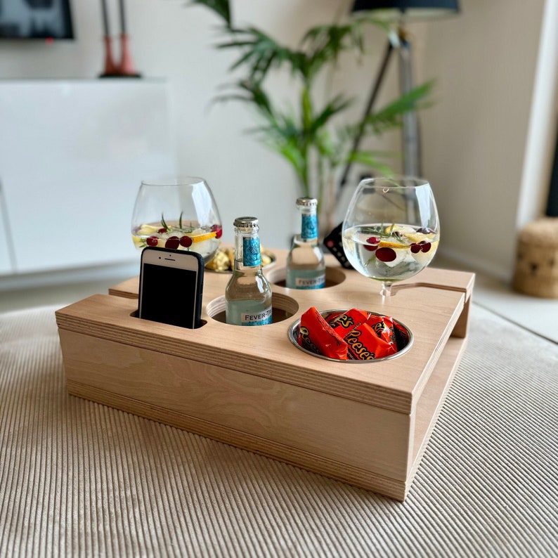 Couch-Tablett aus massivem Holz - Edles Couch Tablett - Couchbutler aus Holz - Couchtisch aus Holz - Weinhalter aus Holz - Geschenk zur Hochzeit - Geschenk zum Valentinstag - Serviertablett - Weinhalter - Snackbutler - Massivholzgeschenk