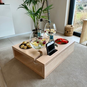 Couch-Tablett aus massivem Holz - Edles Couch Tablett - Couchbutler aus Holz - Couchtisch aus Holz - Weinhalter aus Holz - Geschenk zur Hochzeit - Geschenk zum Valentinstag - Serviertablett - Weinhalter - Snackbutler - Massivholzgeschenk