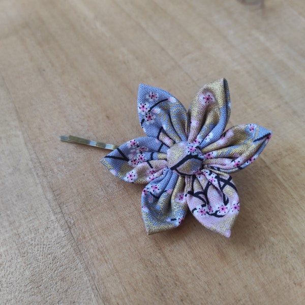 Barrette épingle cheveux Fleur Origami en tissu japonais, accessoire créé à partir de chutes de tissus pour une mode responsable !