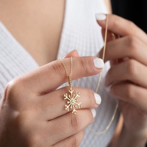 Elegance Snowflake Necklace with CZ Crystal 925 Sterling Silver Winter Fashion Mama Necklace Gift For Her Sister Bestfriend Unique Christmas