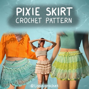 Könnte beinhalten: Drei Frauen tragen gehäkelte Röcke in verschiedenen Farben. Die Röcke sind geschichtet und haben einen gekräuselten Saum. Der Text "PIXIE SKIRT CROCHET PATTERN" befindet sich oben im Bild. Der Text "@lissis.crochet" befindet sich unten im Bild.
