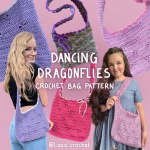 Könnte beinhalten: Ein Häkel-Taschenmuster namens "Dancing Dragonflies" mit drei verschiedenen Farbvarianten: Lila, Pink und Helllila. Das Muster enthält Anleitungen zum Häkeln einer Tasche mit einem Libellen-Design.