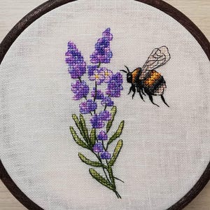 Patrón de punto de cruz de abejorro lavanda, bordado botánico de abeja en PDF