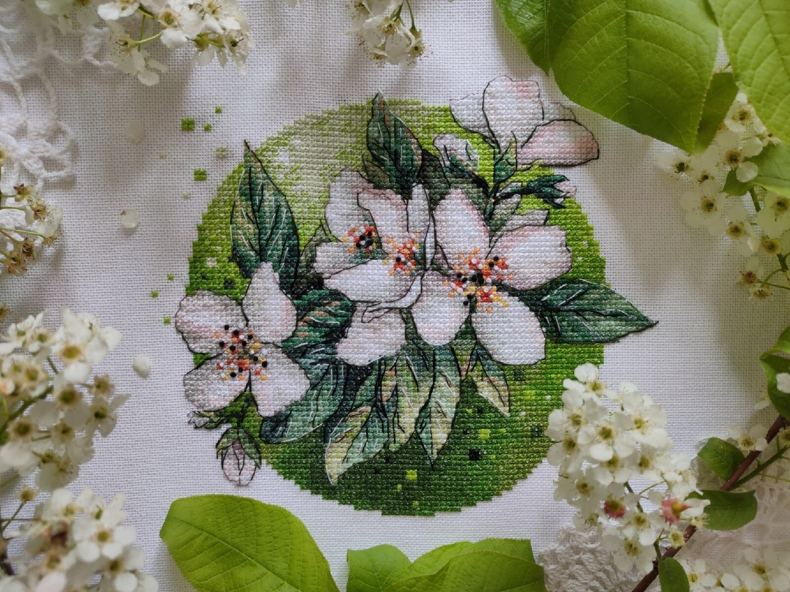 【新品】ポーチ付　stina Mサイズ　flower embroidery 新品】ポーチ付 stina Mサイズ flower embroidery