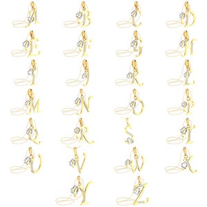 Puede incluir: Un conjunto de 26 colgantes de oro, cada uno con una letra diferente del alfabeto. Cada letra está adornada con un pequeño corazón de diamante brillante.